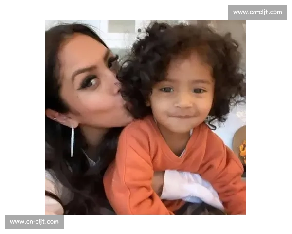 瓦妮莎晒科比旧照，三女儿公园同框，小女儿神似父亲